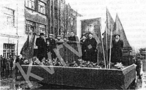 Открытие памятники В.А. Дегтяреву в Коврове 17 октября 1954 г. Слева М.Г. Манизер, рядом А.П. Великанов. Фото из архива А.А. Великанова.