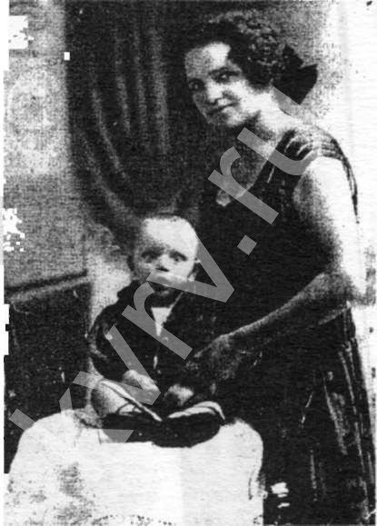 Прасковья Ильинична Синицына с сыном Юрием. 1929 год