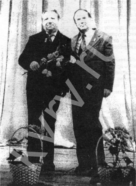 Ю.Н. Синицын (слева) и Эдуард Зорин на юбилейном вечере в ДК «Современник». 1988 год