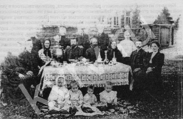 Семья Шабалиных возле своего дома в д. Фелисова слободка. 1910 г