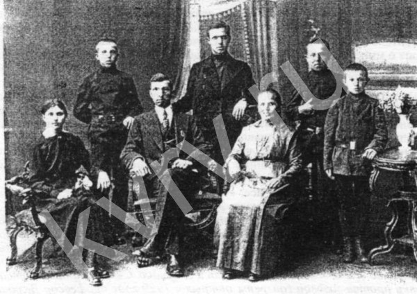 Семья Великановых в 1916 году: слева направо дочь Елизавета, сын Виктор, отец Михаил, сын Иван, мать Татьяна, сыновья Николай и Григорий