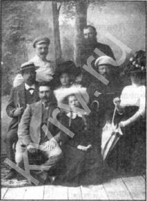 Служащие Ковровской земской управы с семьями. В среднем ряду второй справа А. С.Пестрово - председатель Ковровской земской управы с 1910 по 1917 гг.