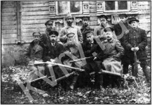 На полигоне после испытания винтовок конструкции В.Г.Федорова. 1921 г. В нижнем ряду второй справа В.Г.Федоров; крайний справа стоит В.А.Дегтярев