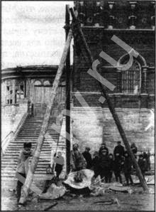 Сбрасывают колокола со Спасо-Преображенского собора.1930 г.
