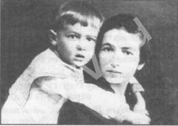 Сережа Никитин, будущий писатель, с мамой. 1930 г.