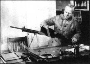 В.А.Дегтярев с первым образцом ручного пулемета своей конструкции ДП-27, принятого на вооружение Красной Армии в 1927 г. 